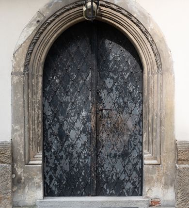 Zdjęcie nr 21: Kościół orientowany, murowany z cegły i kamienia, jednonawowy z trójprzęsłowym prezbiterium zamkniętym wielobocznie, sklepionym krzyżowo-żebrowo. Od północy umieszczona prostokątna, piętrowa zakrystia sklepiona kolebkowo (pięterko nad zakrystią dodane w 1885), dostępna kamiennym portalem o wykroju prostokątnym od strony wschodniej. Ściana północna zakrystii zakończona schodkowo z dekoracją blendową. Również od północy, na szerokości nawy do kościoła przylega prostokątna kaplica nakryta dachem czterospadowym zwieńczonym czworoboczną wieżyczką dostępna od zachodu przez prostokątną kruchtę z portalem o wykroju prostokątnym ujętym dwulalkowymi, kamiennymi balaskami. Kruchta zwieńczona trójkątnym przyczółkiem, na którym kamienny krzyż. Trójprzęsłowa nawa wyższa i szersza od prezbiterium i przesunięta w stosunku do jego osi ku stronie północnej, nakryta stropem. Północny mur nawy w części zachodniej poszerzony do pewnej wysokości dla pomieszczenia w jego grubości schodów prowadzących na chór muzyczny. Okna prostokątne zamknięte łukiem półkolistym. Zachodni i wschodni szczyt nawy zamknięty schodkowo. Od strony wschodniej trzy ostrołukowe blendy, w środkowej, wyżej od bocznych umieszczona tarcza herbowa z wizerunkiem św. Stanisława oraz Orła Białego. Od południa do nawy przylega prostokątna kruchta z kamiennym, ostrołukowym portalem nakryta dachem pulpitowym. Od strony zachodniej do bryły kościoła dostawiona prostokątna, współczesna kruchta wraz z chórem muzycznym (dobudowana w 1966) dostępna portalem o wykroju prostokątnym, nakryta dwuspadowym dachem. W ścianach bocznych wąskie, smukłe okna w kształcie stojącego prostokąta. Ponad kruchtą ażurowa dzwonnica na rzucie trójkąta zwieńczona krzyżem. Wieżyczka na sygnaturkę na rzucie ośmioboku zwieńczona barokowym hełmem z glorietą i krzyżem. Od zewnątrz kościół częściowo tynkowany, nawa i prezbiterium opięte szkarpami. Dachy kryte dachówką oraz blachą (część wschodnia prezbiterium).