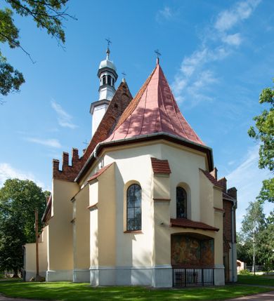Zdjęcie nr 28: Kościół orientowany, murowany z cegły i kamienia, jednonawowy z trójprzęsłowym prezbiterium zamkniętym wielobocznie, sklepionym krzyżowo-żebrowo. Od północy umieszczona prostokątna, piętrowa zakrystia sklepiona kolebkowo (pięterko nad zakrystią dodane w 1885), dostępna kamiennym portalem o wykroju prostokątnym od strony wschodniej. Ściana północna zakrystii zakończona schodkowo z dekoracją blendową. Również od północy, na szerokości nawy do kościoła przylega prostokątna kaplica nakryta dachem czterospadowym zwieńczonym czworoboczną wieżyczką dostępna od zachodu przez prostokątną kruchtę z portalem o wykroju prostokątnym ujętym dwulalkowymi, kamiennymi balaskami. Kruchta zwieńczona trójkątnym przyczółkiem, na którym kamienny krzyż. Trójprzęsłowa nawa wyższa i szersza od prezbiterium i przesunięta w stosunku do jego osi ku stronie północnej, nakryta stropem. Północny mur nawy w części zachodniej poszerzony do pewnej wysokości dla pomieszczenia w jego grubości schodów prowadzących na chór muzyczny. Okna prostokątne zamknięte łukiem półkolistym. Zachodni i wschodni szczyt nawy zamknięty schodkowo. Od strony wschodniej trzy ostrołukowe blendy, w środkowej, wyżej od bocznych umieszczona tarcza herbowa z wizerunkiem św. Stanisława oraz Orła Białego. Od południa do nawy przylega prostokątna kruchta z kamiennym, ostrołukowym portalem nakryta dachem pulpitowym. Od strony zachodniej do bryły kościoła dostawiona prostokątna, współczesna kruchta wraz z chórem muzycznym (dobudowana w 1966) dostępna portalem o wykroju prostokątnym, nakryta dwuspadowym dachem. W ścianach bocznych wąskie, smukłe okna w kształcie stojącego prostokąta. Ponad kruchtą ażurowa dzwonnica na rzucie trójkąta zwieńczona krzyżem. Wieżyczka na sygnaturkę na rzucie ośmioboku zwieńczona barokowym hełmem z glorietą i krzyżem. Od zewnątrz kościół częściowo tynkowany, nawa i prezbiterium opięte szkarpami. Dachy kryte dachówką oraz blachą (część wschodnia prezbiterium).