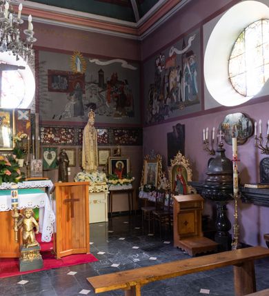 Zdjęcie nr 30: Kościół orientowany, murowany z cegły i kamienia, jednonawowy z trójprzęsłowym prezbiterium zamkniętym wielobocznie, sklepionym krzyżowo-żebrowo. Od północy umieszczona prostokątna, piętrowa zakrystia sklepiona kolebkowo (pięterko nad zakrystią dodane w 1885), dostępna kamiennym portalem o wykroju prostokątnym od strony wschodniej. Ściana północna zakrystii zakończona schodkowo z dekoracją blendową. Również od północy, na szerokości nawy do kościoła przylega prostokątna kaplica nakryta dachem czterospadowym zwieńczonym czworoboczną wieżyczką dostępna od zachodu przez prostokątną kruchtę z portalem o wykroju prostokątnym ujętym dwulalkowymi, kamiennymi balaskami. Kruchta zwieńczona trójkątnym przyczółkiem, na którym kamienny krzyż. Trójprzęsłowa nawa wyższa i szersza od prezbiterium i przesunięta w stosunku do jego osi ku stronie północnej, nakryta stropem. Północny mur nawy w części zachodniej poszerzony do pewnej wysokości dla pomieszczenia w jego grubości schodów prowadzących na chór muzyczny. Okna prostokątne zamknięte łukiem półkolistym. Zachodni i wschodni szczyt nawy zamknięty schodkowo. Od strony wschodniej trzy ostrołukowe blendy, w środkowej, wyżej od bocznych umieszczona tarcza herbowa z wizerunkiem św. Stanisława oraz Orła Białego. Od południa do nawy przylega prostokątna kruchta z kamiennym, ostrołukowym portalem nakryta dachem pulpitowym. Od strony zachodniej do bryły kościoła dostawiona prostokątna, współczesna kruchta wraz z chórem muzycznym (dobudowana w 1966) dostępna portalem o wykroju prostokątnym, nakryta dwuspadowym dachem. W ścianach bocznych wąskie, smukłe okna w kształcie stojącego prostokąta. Ponad kruchtą ażurowa dzwonnica na rzucie trójkąta zwieńczona krzyżem. Wieżyczka na sygnaturkę na rzucie ośmioboku zwieńczona barokowym hełmem z glorietą i krzyżem. Od zewnątrz kościół częściowo tynkowany, nawa i prezbiterium opięte szkarpami. Dachy kryte dachówką oraz blachą (część wschodnia prezbiterium).