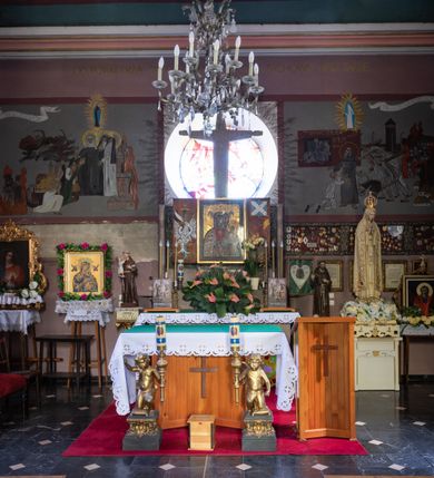 Zdjęcie nr 33: Kościół orientowany, murowany z cegły i kamienia, jednonawowy z trójprzęsłowym prezbiterium zamkniętym wielobocznie, sklepionym krzyżowo-żebrowo. Od północy umieszczona prostokątna, piętrowa zakrystia sklepiona kolebkowo (pięterko nad zakrystią dodane w 1885), dostępna kamiennym portalem o wykroju prostokątnym od strony wschodniej. Ściana północna zakrystii zakończona schodkowo z dekoracją blendową. Również od północy, na szerokości nawy do kościoła przylega prostokątna kaplica nakryta dachem czterospadowym zwieńczonym czworoboczną wieżyczką dostępna od zachodu przez prostokątną kruchtę z portalem o wykroju prostokątnym ujętym dwulalkowymi, kamiennymi balaskami. Kruchta zwieńczona trójkątnym przyczółkiem, na którym kamienny krzyż. Trójprzęsłowa nawa wyższa i szersza od prezbiterium i przesunięta w stosunku do jego osi ku stronie północnej, nakryta stropem. Północny mur nawy w części zachodniej poszerzony do pewnej wysokości dla pomieszczenia w jego grubości schodów prowadzących na chór muzyczny. Okna prostokątne zamknięte łukiem półkolistym. Zachodni i wschodni szczyt nawy zamknięty schodkowo. Od strony wschodniej trzy ostrołukowe blendy, w środkowej, wyżej od bocznych umieszczona tarcza herbowa z wizerunkiem św. Stanisława oraz Orła Białego. Od południa do nawy przylega prostokątna kruchta z kamiennym, ostrołukowym portalem nakryta dachem pulpitowym. Od strony zachodniej do bryły kościoła dostawiona prostokątna, współczesna kruchta wraz z chórem muzycznym (dobudowana w 1966) dostępna portalem o wykroju prostokątnym, nakryta dwuspadowym dachem. W ścianach bocznych wąskie, smukłe okna w kształcie stojącego prostokąta. Ponad kruchtą ażurowa dzwonnica na rzucie trójkąta zwieńczona krzyżem. Wieżyczka na sygnaturkę na rzucie ośmioboku zwieńczona barokowym hełmem z glorietą i krzyżem. Od zewnątrz kościół częściowo tynkowany, nawa i prezbiterium opięte szkarpami. Dachy kryte dachówką oraz blachą (część wschodnia prezbiterium).