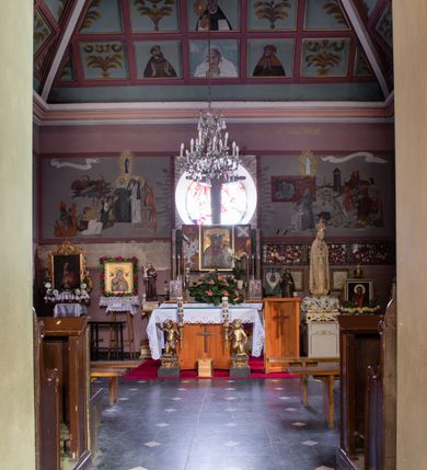 Zdjęcie nr 36: Kościół orientowany, murowany z cegły i kamienia, jednonawowy z trójprzęsłowym prezbiterium zamkniętym wielobocznie, sklepionym krzyżowo-żebrowo. Od północy umieszczona prostokątna, piętrowa zakrystia sklepiona kolebkowo (pięterko nad zakrystią dodane w 1885), dostępna kamiennym portalem o wykroju prostokątnym od strony wschodniej. Ściana północna zakrystii zakończona schodkowo z dekoracją blendową. Również od północy, na szerokości nawy do kościoła przylega prostokątna kaplica nakryta dachem czterospadowym zwieńczonym czworoboczną wieżyczką dostępna od zachodu przez prostokątną kruchtę z portalem o wykroju prostokątnym ujętym dwulalkowymi, kamiennymi balaskami. Kruchta zwieńczona trójkątnym przyczółkiem, na którym kamienny krzyż. Trójprzęsłowa nawa wyższa i szersza od prezbiterium i przesunięta w stosunku do jego osi ku stronie północnej, nakryta stropem. Północny mur nawy w części zachodniej poszerzony do pewnej wysokości dla pomieszczenia w jego grubości schodów prowadzących na chór muzyczny. Okna prostokątne zamknięte łukiem półkolistym. Zachodni i wschodni szczyt nawy zamknięty schodkowo. Od strony wschodniej trzy ostrołukowe blendy, w środkowej, wyżej od bocznych umieszczona tarcza herbowa z wizerunkiem św. Stanisława oraz Orła Białego. Od południa do nawy przylega prostokątna kruchta z kamiennym, ostrołukowym portalem nakryta dachem pulpitowym. Od strony zachodniej do bryły kościoła dostawiona prostokątna, współczesna kruchta wraz z chórem muzycznym (dobudowana w 1966) dostępna portalem o wykroju prostokątnym, nakryta dwuspadowym dachem. W ścianach bocznych wąskie, smukłe okna w kształcie stojącego prostokąta. Ponad kruchtą ażurowa dzwonnica na rzucie trójkąta zwieńczona krzyżem. Wieżyczka na sygnaturkę na rzucie ośmioboku zwieńczona barokowym hełmem z glorietą i krzyżem. Od zewnątrz kościół częściowo tynkowany, nawa i prezbiterium opięte szkarpami. Dachy kryte dachówką oraz blachą (część wschodnia prezbiterium).