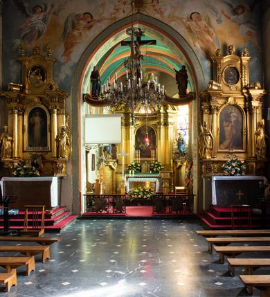 Zdjęcie nr 40: Kościół orientowany, murowany z cegły i kamienia, jednonawowy z trójprzęsłowym prezbiterium zamkniętym wielobocznie, sklepionym krzyżowo-żebrowo. Od północy umieszczona prostokątna, piętrowa zakrystia sklepiona kolebkowo (pięterko nad zakrystią dodane w 1885), dostępna kamiennym portalem o wykroju prostokątnym od strony wschodniej. Ściana północna zakrystii zakończona schodkowo z dekoracją blendową. Również od północy, na szerokości nawy do kościoła przylega prostokątna kaplica nakryta dachem czterospadowym zwieńczonym czworoboczną wieżyczką dostępna od zachodu przez prostokątną kruchtę z portalem o wykroju prostokątnym ujętym dwulalkowymi, kamiennymi balaskami. Kruchta zwieńczona trójkątnym przyczółkiem, na którym kamienny krzyż. Trójprzęsłowa nawa wyższa i szersza od prezbiterium i przesunięta w stosunku do jego osi ku stronie północnej, nakryta stropem. Północny mur nawy w części zachodniej poszerzony do pewnej wysokości dla pomieszczenia w jego grubości schodów prowadzących na chór muzyczny. Okna prostokątne zamknięte łukiem półkolistym. Zachodni i wschodni szczyt nawy zamknięty schodkowo. Od strony wschodniej trzy ostrołukowe blendy, w środkowej, wyżej od bocznych umieszczona tarcza herbowa z wizerunkiem św. Stanisława oraz Orła Białego. Od południa do nawy przylega prostokątna kruchta z kamiennym, ostrołukowym portalem nakryta dachem pulpitowym. Od strony zachodniej do bryły kościoła dostawiona prostokątna, współczesna kruchta wraz z chórem muzycznym (dobudowana w 1966) dostępna portalem o wykroju prostokątnym, nakryta dwuspadowym dachem. W ścianach bocznych wąskie, smukłe okna w kształcie stojącego prostokąta. Ponad kruchtą ażurowa dzwonnica na rzucie trójkąta zwieńczona krzyżem. Wieżyczka na sygnaturkę na rzucie ośmioboku zwieńczona barokowym hełmem z glorietą i krzyżem. Od zewnątrz kościół częściowo tynkowany, nawa i prezbiterium opięte szkarpami. Dachy kryte dachówką oraz blachą (część wschodnia prezbiterium).