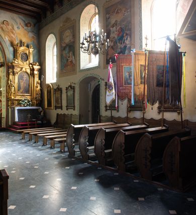 Zdjęcie nr 44: Kościół orientowany, murowany z cegły i kamienia, jednonawowy z trójprzęsłowym prezbiterium zamkniętym wielobocznie, sklepionym krzyżowo-żebrowo. Od północy umieszczona prostokątna, piętrowa zakrystia sklepiona kolebkowo (pięterko nad zakrystią dodane w 1885), dostępna kamiennym portalem o wykroju prostokątnym od strony wschodniej. Ściana północna zakrystii zakończona schodkowo z dekoracją blendową. Również od północy, na szerokości nawy do kościoła przylega prostokątna kaplica nakryta dachem czterospadowym zwieńczonym czworoboczną wieżyczką dostępna od zachodu przez prostokątną kruchtę z portalem o wykroju prostokątnym ujętym dwulalkowymi, kamiennymi balaskami. Kruchta zwieńczona trójkątnym przyczółkiem, na którym kamienny krzyż. Trójprzęsłowa nawa wyższa i szersza od prezbiterium i przesunięta w stosunku do jego osi ku stronie północnej, nakryta stropem. Północny mur nawy w części zachodniej poszerzony do pewnej wysokości dla pomieszczenia w jego grubości schodów prowadzących na chór muzyczny. Okna prostokątne zamknięte łukiem półkolistym. Zachodni i wschodni szczyt nawy zamknięty schodkowo. Od strony wschodniej trzy ostrołukowe blendy, w środkowej, wyżej od bocznych umieszczona tarcza herbowa z wizerunkiem św. Stanisława oraz Orła Białego. Od południa do nawy przylega prostokątna kruchta z kamiennym, ostrołukowym portalem nakryta dachem pulpitowym. Od strony zachodniej do bryły kościoła dostawiona prostokątna, współczesna kruchta wraz z chórem muzycznym (dobudowana w 1966) dostępna portalem o wykroju prostokątnym, nakryta dwuspadowym dachem. W ścianach bocznych wąskie, smukłe okna w kształcie stojącego prostokąta. Ponad kruchtą ażurowa dzwonnica na rzucie trójkąta zwieńczona krzyżem. Wieżyczka na sygnaturkę na rzucie ośmioboku zwieńczona barokowym hełmem z glorietą i krzyżem. Od zewnątrz kościół częściowo tynkowany, nawa i prezbiterium opięte szkarpami. Dachy kryte dachówką oraz blachą (część wschodnia prezbiterium).