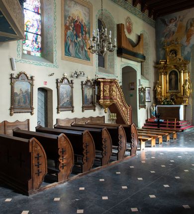 Zdjęcie nr 45: Kościół orientowany, murowany z cegły i kamienia, jednonawowy z trójprzęsłowym prezbiterium zamkniętym wielobocznie, sklepionym krzyżowo-żebrowo. Od północy umieszczona prostokątna, piętrowa zakrystia sklepiona kolebkowo (pięterko nad zakrystią dodane w 1885), dostępna kamiennym portalem o wykroju prostokątnym od strony wschodniej. Ściana północna zakrystii zakończona schodkowo z dekoracją blendową. Również od północy, na szerokości nawy do kościoła przylega prostokątna kaplica nakryta dachem czterospadowym zwieńczonym czworoboczną wieżyczką dostępna od zachodu przez prostokątną kruchtę z portalem o wykroju prostokątnym ujętym dwulalkowymi, kamiennymi balaskami. Kruchta zwieńczona trójkątnym przyczółkiem, na którym kamienny krzyż. Trójprzęsłowa nawa wyższa i szersza od prezbiterium i przesunięta w stosunku do jego osi ku stronie północnej, nakryta stropem. Północny mur nawy w części zachodniej poszerzony do pewnej wysokości dla pomieszczenia w jego grubości schodów prowadzących na chór muzyczny. Okna prostokątne zamknięte łukiem półkolistym. Zachodni i wschodni szczyt nawy zamknięty schodkowo. Od strony wschodniej trzy ostrołukowe blendy, w środkowej, wyżej od bocznych umieszczona tarcza herbowa z wizerunkiem św. Stanisława oraz Orła Białego. Od południa do nawy przylega prostokątna kruchta z kamiennym, ostrołukowym portalem nakryta dachem pulpitowym. Od strony zachodniej do bryły kościoła dostawiona prostokątna, współczesna kruchta wraz z chórem muzycznym (dobudowana w 1966) dostępna portalem o wykroju prostokątnym, nakryta dwuspadowym dachem. W ścianach bocznych wąskie, smukłe okna w kształcie stojącego prostokąta. Ponad kruchtą ażurowa dzwonnica na rzucie trójkąta zwieńczona krzyżem. Wieżyczka na sygnaturkę na rzucie ośmioboku zwieńczona barokowym hełmem z glorietą i krzyżem. Od zewnątrz kościół częściowo tynkowany, nawa i prezbiterium opięte szkarpami. Dachy kryte dachówką oraz blachą (część wschodnia prezbiterium).