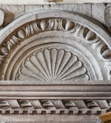 Zdjęcie nr 48: Kościół orientowany, murowany z cegły i kamienia, jednonawowy z trójprzęsłowym prezbiterium zamkniętym wielobocznie, sklepionym krzyżowo-żebrowo. Od północy umieszczona prostokątna, piętrowa zakrystia sklepiona kolebkowo (pięterko nad zakrystią dodane w 1885), dostępna kamiennym portalem o wykroju prostokątnym od strony wschodniej. Ściana północna zakrystii zakończona schodkowo z dekoracją blendową. Również od północy, na szerokości nawy do kościoła przylega prostokątna kaplica nakryta dachem czterospadowym zwieńczonym czworoboczną wieżyczką dostępna od zachodu przez prostokątną kruchtę z portalem o wykroju prostokątnym ujętym dwulalkowymi, kamiennymi balaskami. Kruchta zwieńczona trójkątnym przyczółkiem, na którym kamienny krzyż. Trójprzęsłowa nawa wyższa i szersza od prezbiterium i przesunięta w stosunku do jego osi ku stronie północnej, nakryta stropem. Północny mur nawy w części zachodniej poszerzony do pewnej wysokości dla pomieszczenia w jego grubości schodów prowadzących na chór muzyczny. Okna prostokątne zamknięte łukiem półkolistym. Zachodni i wschodni szczyt nawy zamknięty schodkowo. Od strony wschodniej trzy ostrołukowe blendy, w środkowej, wyżej od bocznych umieszczona tarcza herbowa z wizerunkiem św. Stanisława oraz Orła Białego. Od południa do nawy przylega prostokątna kruchta z kamiennym, ostrołukowym portalem nakryta dachem pulpitowym. Od strony zachodniej do bryły kościoła dostawiona prostokątna, współczesna kruchta wraz z chórem muzycznym (dobudowana w 1966) dostępna portalem o wykroju prostokątnym, nakryta dwuspadowym dachem. W ścianach bocznych wąskie, smukłe okna w kształcie stojącego prostokąta. Ponad kruchtą ażurowa dzwonnica na rzucie trójkąta zwieńczona krzyżem. Wieżyczka na sygnaturkę na rzucie ośmioboku zwieńczona barokowym hełmem z glorietą i krzyżem. Od zewnątrz kościół częściowo tynkowany, nawa i prezbiterium opięte szkarpami. Dachy kryte dachówką oraz blachą (część wschodnia prezbiterium).