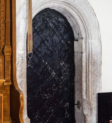 Zdjęcie nr 49: Kościół orientowany, murowany z cegły i kamienia, jednonawowy z trójprzęsłowym prezbiterium zamkniętym wielobocznie, sklepionym krzyżowo-żebrowo. Od północy umieszczona prostokątna, piętrowa zakrystia sklepiona kolebkowo (pięterko nad zakrystią dodane w 1885), dostępna kamiennym portalem o wykroju prostokątnym od strony wschodniej. Ściana północna zakrystii zakończona schodkowo z dekoracją blendową. Również od północy, na szerokości nawy do kościoła przylega prostokątna kaplica nakryta dachem czterospadowym zwieńczonym czworoboczną wieżyczką dostępna od zachodu przez prostokątną kruchtę z portalem o wykroju prostokątnym ujętym dwulalkowymi, kamiennymi balaskami. Kruchta zwieńczona trójkątnym przyczółkiem, na którym kamienny krzyż. Trójprzęsłowa nawa wyższa i szersza od prezbiterium i przesunięta w stosunku do jego osi ku stronie północnej, nakryta stropem. Północny mur nawy w części zachodniej poszerzony do pewnej wysokości dla pomieszczenia w jego grubości schodów prowadzących na chór muzyczny. Okna prostokątne zamknięte łukiem półkolistym. Zachodni i wschodni szczyt nawy zamknięty schodkowo. Od strony wschodniej trzy ostrołukowe blendy, w środkowej, wyżej od bocznych umieszczona tarcza herbowa z wizerunkiem św. Stanisława oraz Orła Białego. Od południa do nawy przylega prostokątna kruchta z kamiennym, ostrołukowym portalem nakryta dachem pulpitowym. Od strony zachodniej do bryły kościoła dostawiona prostokątna, współczesna kruchta wraz z chórem muzycznym (dobudowana w 1966) dostępna portalem o wykroju prostokątnym, nakryta dwuspadowym dachem. W ścianach bocznych wąskie, smukłe okna w kształcie stojącego prostokąta. Ponad kruchtą ażurowa dzwonnica na rzucie trójkąta zwieńczona krzyżem. Wieżyczka na sygnaturkę na rzucie ośmioboku zwieńczona barokowym hełmem z glorietą i krzyżem. Od zewnątrz kościół częściowo tynkowany, nawa i prezbiterium opięte szkarpami. Dachy kryte dachówką oraz blachą (część wschodnia prezbiterium).