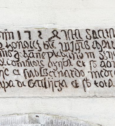 Zdjęcie nr 50: Kościół orientowany, murowany z cegły i kamienia, jednonawowy z trójprzęsłowym prezbiterium zamkniętym wielobocznie, sklepionym krzyżowo-żebrowo. Od północy umieszczona prostokątna, piętrowa zakrystia sklepiona kolebkowo (pięterko nad zakrystią dodane w 1885), dostępna kamiennym portalem o wykroju prostokątnym od strony wschodniej. Ściana północna zakrystii zakończona schodkowo z dekoracją blendową. Również od północy, na szerokości nawy do kościoła przylega prostokątna kaplica nakryta dachem czterospadowym zwieńczonym czworoboczną wieżyczką dostępna od zachodu przez prostokątną kruchtę z portalem o wykroju prostokątnym ujętym dwulalkowymi, kamiennymi balaskami. Kruchta zwieńczona trójkątnym przyczółkiem, na którym kamienny krzyż. Trójprzęsłowa nawa wyższa i szersza od prezbiterium i przesunięta w stosunku do jego osi ku stronie północnej, nakryta stropem. Północny mur nawy w części zachodniej poszerzony do pewnej wysokości dla pomieszczenia w jego grubości schodów prowadzących na chór muzyczny. Okna prostokątne zamknięte łukiem półkolistym. Zachodni i wschodni szczyt nawy zamknięty schodkowo. Od strony wschodniej trzy ostrołukowe blendy, w środkowej, wyżej od bocznych umieszczona tarcza herbowa z wizerunkiem św. Stanisława oraz Orła Białego. Od południa do nawy przylega prostokątna kruchta z kamiennym, ostrołukowym portalem nakryta dachem pulpitowym. Od strony zachodniej do bryły kościoła dostawiona prostokątna, współczesna kruchta wraz z chórem muzycznym (dobudowana w 1966) dostępna portalem o wykroju prostokątnym, nakryta dwuspadowym dachem. W ścianach bocznych wąskie, smukłe okna w kształcie stojącego prostokąta. Ponad kruchtą ażurowa dzwonnica na rzucie trójkąta zwieńczona krzyżem. Wieżyczka na sygnaturkę na rzucie ośmioboku zwieńczona barokowym hełmem z glorietą i krzyżem. Od zewnątrz kościół częściowo tynkowany, nawa i prezbiterium opięte szkarpami. Dachy kryte dachówką oraz blachą (część wschodnia prezbiterium).