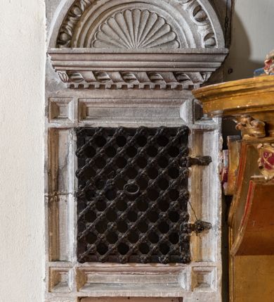 Zdjęcie nr 51: Kościół orientowany, murowany z cegły i kamienia, jednonawowy z trójprzęsłowym prezbiterium zamkniętym wielobocznie, sklepionym krzyżowo-żebrowo. Od północy umieszczona prostokątna, piętrowa zakrystia sklepiona kolebkowo (pięterko nad zakrystią dodane w 1885), dostępna kamiennym portalem o wykroju prostokątnym od strony wschodniej. Ściana północna zakrystii zakończona schodkowo z dekoracją blendową. Również od północy, na szerokości nawy do kościoła przylega prostokątna kaplica nakryta dachem czterospadowym zwieńczonym czworoboczną wieżyczką dostępna od zachodu przez prostokątną kruchtę z portalem o wykroju prostokątnym ujętym dwulalkowymi, kamiennymi balaskami. Kruchta zwieńczona trójkątnym przyczółkiem, na którym kamienny krzyż. Trójprzęsłowa nawa wyższa i szersza od prezbiterium i przesunięta w stosunku do jego osi ku stronie północnej, nakryta stropem. Północny mur nawy w części zachodniej poszerzony do pewnej wysokości dla pomieszczenia w jego grubości schodów prowadzących na chór muzyczny. Okna prostokątne zamknięte łukiem półkolistym. Zachodni i wschodni szczyt nawy zamknięty schodkowo. Od strony wschodniej trzy ostrołukowe blendy, w środkowej, wyżej od bocznych umieszczona tarcza herbowa z wizerunkiem św. Stanisława oraz Orła Białego. Od południa do nawy przylega prostokątna kruchta z kamiennym, ostrołukowym portalem nakryta dachem pulpitowym. Od strony zachodniej do bryły kościoła dostawiona prostokątna, współczesna kruchta wraz z chórem muzycznym (dobudowana w 1966) dostępna portalem o wykroju prostokątnym, nakryta dwuspadowym dachem. W ścianach bocznych wąskie, smukłe okna w kształcie stojącego prostokąta. Ponad kruchtą ażurowa dzwonnica na rzucie trójkąta zwieńczona krzyżem. Wieżyczka na sygnaturkę na rzucie ośmioboku zwieńczona barokowym hełmem z glorietą i krzyżem. Od zewnątrz kościół częściowo tynkowany, nawa i prezbiterium opięte szkarpami. Dachy kryte dachówką oraz blachą (część wschodnia prezbiterium).