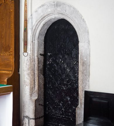 Zdjęcie nr 52: Kościół orientowany, murowany z cegły i kamienia, jednonawowy z trójprzęsłowym prezbiterium zamkniętym wielobocznie, sklepionym krzyżowo-żebrowo. Od północy umieszczona prostokątna, piętrowa zakrystia sklepiona kolebkowo (pięterko nad zakrystią dodane w 1885), dostępna kamiennym portalem o wykroju prostokątnym od strony wschodniej. Ściana północna zakrystii zakończona schodkowo z dekoracją blendową. Również od północy, na szerokości nawy do kościoła przylega prostokątna kaplica nakryta dachem czterospadowym zwieńczonym czworoboczną wieżyczką dostępna od zachodu przez prostokątną kruchtę z portalem o wykroju prostokątnym ujętym dwulalkowymi, kamiennymi balaskami. Kruchta zwieńczona trójkątnym przyczółkiem, na którym kamienny krzyż. Trójprzęsłowa nawa wyższa i szersza od prezbiterium i przesunięta w stosunku do jego osi ku stronie północnej, nakryta stropem. Północny mur nawy w części zachodniej poszerzony do pewnej wysokości dla pomieszczenia w jego grubości schodów prowadzących na chór muzyczny. Okna prostokątne zamknięte łukiem półkolistym. Zachodni i wschodni szczyt nawy zamknięty schodkowo. Od strony wschodniej trzy ostrołukowe blendy, w środkowej, wyżej od bocznych umieszczona tarcza herbowa z wizerunkiem św. Stanisława oraz Orła Białego. Od południa do nawy przylega prostokątna kruchta z kamiennym, ostrołukowym portalem nakryta dachem pulpitowym. Od strony zachodniej do bryły kościoła dostawiona prostokątna, współczesna kruchta wraz z chórem muzycznym (dobudowana w 1966) dostępna portalem o wykroju prostokątnym, nakryta dwuspadowym dachem. W ścianach bocznych wąskie, smukłe okna w kształcie stojącego prostokąta. Ponad kruchtą ażurowa dzwonnica na rzucie trójkąta zwieńczona krzyżem. Wieżyczka na sygnaturkę na rzucie ośmioboku zwieńczona barokowym hełmem z glorietą i krzyżem. Od zewnątrz kościół częściowo tynkowany, nawa i prezbiterium opięte szkarpami. Dachy kryte dachówką oraz blachą (część wschodnia prezbiterium).