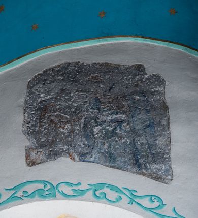 Zdjęcie nr 53: Kościół orientowany, murowany z cegły i kamienia, jednonawowy z trójprzęsłowym prezbiterium zamkniętym wielobocznie, sklepionym krzyżowo-żebrowo. Od północy umieszczona prostokątna, piętrowa zakrystia sklepiona kolebkowo (pięterko nad zakrystią dodane w 1885), dostępna kamiennym portalem o wykroju prostokątnym od strony wschodniej. Ściana północna zakrystii zakończona schodkowo z dekoracją blendową. Również od północy, na szerokości nawy do kościoła przylega prostokątna kaplica nakryta dachem czterospadowym zwieńczonym czworoboczną wieżyczką dostępna od zachodu przez prostokątną kruchtę z portalem o wykroju prostokątnym ujętym dwulalkowymi, kamiennymi balaskami. Kruchta zwieńczona trójkątnym przyczółkiem, na którym kamienny krzyż. Trójprzęsłowa nawa wyższa i szersza od prezbiterium i przesunięta w stosunku do jego osi ku stronie północnej, nakryta stropem. Północny mur nawy w części zachodniej poszerzony do pewnej wysokości dla pomieszczenia w jego grubości schodów prowadzących na chór muzyczny. Okna prostokątne zamknięte łukiem półkolistym. Zachodni i wschodni szczyt nawy zamknięty schodkowo. Od strony wschodniej trzy ostrołukowe blendy, w środkowej, wyżej od bocznych umieszczona tarcza herbowa z wizerunkiem św. Stanisława oraz Orła Białego. Od południa do nawy przylega prostokątna kruchta z kamiennym, ostrołukowym portalem nakryta dachem pulpitowym. Od strony zachodniej do bryły kościoła dostawiona prostokątna, współczesna kruchta wraz z chórem muzycznym (dobudowana w 1966) dostępna portalem o wykroju prostokątnym, nakryta dwuspadowym dachem. W ścianach bocznych wąskie, smukłe okna w kształcie stojącego prostokąta. Ponad kruchtą ażurowa dzwonnica na rzucie trójkąta zwieńczona krzyżem. Wieżyczka na sygnaturkę na rzucie ośmioboku zwieńczona barokowym hełmem z glorietą i krzyżem. Od zewnątrz kościół częściowo tynkowany, nawa i prezbiterium opięte szkarpami. Dachy kryte dachówką oraz blachą (część wschodnia prezbiterium).