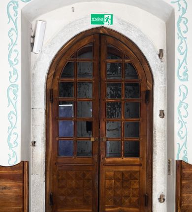 Zdjęcie nr 55: Kościół orientowany, murowany z cegły i kamienia, jednonawowy z trójprzęsłowym prezbiterium zamkniętym wielobocznie, sklepionym krzyżowo-żebrowo. Od północy umieszczona prostokątna, piętrowa zakrystia sklepiona kolebkowo (pięterko nad zakrystią dodane w 1885), dostępna kamiennym portalem o wykroju prostokątnym od strony wschodniej. Ściana północna zakrystii zakończona schodkowo z dekoracją blendową. Również od północy, na szerokości nawy do kościoła przylega prostokątna kaplica nakryta dachem czterospadowym zwieńczonym czworoboczną wieżyczką dostępna od zachodu przez prostokątną kruchtę z portalem o wykroju prostokątnym ujętym dwulalkowymi, kamiennymi balaskami. Kruchta zwieńczona trójkątnym przyczółkiem, na którym kamienny krzyż. Trójprzęsłowa nawa wyższa i szersza od prezbiterium i przesunięta w stosunku do jego osi ku stronie północnej, nakryta stropem. Północny mur nawy w części zachodniej poszerzony do pewnej wysokości dla pomieszczenia w jego grubości schodów prowadzących na chór muzyczny. Okna prostokątne zamknięte łukiem półkolistym. Zachodni i wschodni szczyt nawy zamknięty schodkowo. Od strony wschodniej trzy ostrołukowe blendy, w środkowej, wyżej od bocznych umieszczona tarcza herbowa z wizerunkiem św. Stanisława oraz Orła Białego. Od południa do nawy przylega prostokątna kruchta z kamiennym, ostrołukowym portalem nakryta dachem pulpitowym. Od strony zachodniej do bryły kościoła dostawiona prostokątna, współczesna kruchta wraz z chórem muzycznym (dobudowana w 1966) dostępna portalem o wykroju prostokątnym, nakryta dwuspadowym dachem. W ścianach bocznych wąskie, smukłe okna w kształcie stojącego prostokąta. Ponad kruchtą ażurowa dzwonnica na rzucie trójkąta zwieńczona krzyżem. Wieżyczka na sygnaturkę na rzucie ośmioboku zwieńczona barokowym hełmem z glorietą i krzyżem. Od zewnątrz kościół częściowo tynkowany, nawa i prezbiterium opięte szkarpami. Dachy kryte dachówką oraz blachą (część wschodnia prezbiterium).