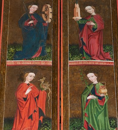 Zdjęcie nr 1: Skrzydła tryptyku, na awersie podzielone na cztery kwatery z przedstawieniami czterech świętych dziewic. Po lewej u góry ukazana św. Katarzyna Aleksandryjska z mieczem w prawej dłoni i kołem w lewej. Ubrana jest w czerwoną suknię oraz niebieski płaszcz. Poniżej św. Małgorzata, która w lewej dłoni trzyma małego smoka, a palcem prawej dłoni na niego wskazuje. Ubrana jest w czerwoną suknię oraz czerwony płaszcz z czarną podszewką. Po prawej stronie u góry św. Barbara, która w prawej dłoni trzyma miniaturę wieży, a lewą przytrzymuje koniec płaszcza na wysokości piersi. Ubrana jest w zieloną suknię oraz czerwony płaszcz z granatową podszewką. Poniżej św. Dorota z różaną gałązką w prawej dłoni oraz koszyczkiem z różami w lewej. Święta ubrana jest w niebieską suknię oraz zielony płaszcz z czerwoną podszewką. Wszystkie święte niewiasty mają twarze o delikatnych rysach twarzy, zaznaczonych linearnie z małymi ustami, długimi nosami oraz wysokimi włosami. Bardzo długie włosy, splecione w warkocz, opadają na ich plecy. Na głowach mają założone korony, a wokół nich koliste nimby. W dolnych częściach kwater ukazana jest bujna roślinność, drobiazgowo przedstawiona, wyżej tło złocone. Pośrodku kwater na czerwonej ramie napis: „Jo(ha)nn(e)s Zak de Zawada co(m)pa(ra)vit istas Ima(gine)s / ad (h)onore(m) b(ea)te v(ir)gi(ni)s petit ave maria 1473”.

Na rewersie skrzydeł scena przedstawiająca Zwiastowanie. Na skrzydle lewym postać archanioła Gabriela, zwróconego trzy czwarte w lewo z banderolą w lewej dłoni, opatrzoną napisem „Ave gratia plena dominus” Archanioł ubrany jest w długą, białą suknię, przepasaną czerwoną stułą, u pleców czerwone skrzydła. Na prawym skrzydle ukazana Matka Boska zwrócona w trzy czwarte w prawo, która prawą dłoń trzyma na piersi, przytrzymując lewą połę płaszcza. Ubrana jest w białą suknię oraz biały płaszcz z czerwoną podszewką. Wokół głowy ma złoty i kolisty nimb. Postacie ukazane na tle ciemnowiśniowym.