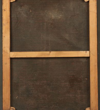 Zdjęcie nr 9: Obraz o kształcie stojącego prostokąta, przedstawiający św. Moricusa. Na pierwszym planie znajduje się ukazana bokiem postać klęczącego świętego, w pochylonej pozycji  wpierającego na łokciach o stolik rękach złożonych do modlitwy. Pociągła twarz starszego mężczyzny okolona siwą brodą. Ubrany jest w błękitną suknię z szarym kołnierzem. Stolik o który opiera się święty przykryty jest zieloną tkaniną, a na nim stoi otwarta księga. Obok znajdują się dwa diabły, jeden wspierający się o blat tego samego stołu trzyma w ugiętych rękach piszczałkę, drugi stojąc za świętym w prawej uniesionej ręce trzyma dzwonek, a lewą opiera o ramię św. Moricusa. Diabły ubrane są w czerwono brązowe szaty. Powyżej stolika widnieją  dwa siedzące na obłokach aniołki.  Po prawej stronie pola obrazowego znajduje się okno z panoramą miejską.  Tło obrazu w odcieniach brązu. W prawej dolnej krawędzi obrazu inskrypcja: „S Moricus Conessor Ords Crucig / de P[…] 1236 […] 30 marty sancte obyt /  quem cum perseculus est diabolus con / […]ssionis et Crucis S / de vicit teste ferrario.”