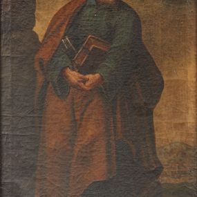 Zdjęcie nr 1: Obraz o kształcie stojącego prostokąta. Cało postaciowe przedstawienie św. św. Piotra ujętego frontalnie, z głową zwróconą w lewą stronę. Twarz starszego mężczyzny, pociągła, z długim nosem oraz siwym zarostem. Czubek głowy łysy, po bokach krótkie, kręcone włosy w siwym kolorze.  Dwiema ugiętymi w łokciach rękami trzyma klucz oraz księgę, przyciskając je do torsu. Ubrany jest w niebieską suknię i beżowy płaszcz okrywający ramiona. Spod szaty wystają bose stopy, . Tło stanowi pejzaż w odcieniu oliwkowym.
