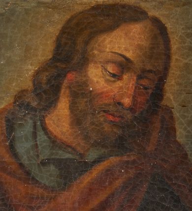 Zdjęcie nr 4: Obraz o kształcie stojącego prostokąta. Cało postaciowe przedstawienie św. Jakuba starszego ujętego frontalnie, z głową zwróconą w lewą stronę. Twarz starszego mężczyzny, pociągła, z długim nosem, okolona średniej długości, lekko falującymi włosami i zarostem w kolorze ciemnobrązowym. W lewej, ugiętej w łokciu na wysokości pasa ręce trzyma otwartą księgę, a prawą, uniesioną do góry wspiera na halabardzie. Ubrany jest w szarą szatę przykrytą ciemnoróżowym płaszczem. Spod sukni wystają bose stopy. Tło stanowi pejzaż w odcieniu oliwkowym.