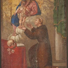 Zdjęcie nr 1: Obraz w kształcie stojącego prostokąta zamkniętego trapezoidalnie. Św. Antoni Padewski ukazany z profilu w pozycji klęczącej, przyklęka na lewe kolano, z rękami lekko zgiętymi w łokciach, uniesionymi ku górze. Twarz ukazana z profilu, uniesiona ku górze. Święty odziany w ciemnobrązowy habit franciszkański, przewiazany szarym sznurem, do którego przywiazany jest różaniec. Św. Antoni dotyka lewą dłonią stopy stojacego przed nim Dzieciątka Jezus, podtrzymywanego przez wyłaniającą się z chmur Matkę Boską. Maria ukazana w pozycji siedzącej, zwrócona lekko, w ¾ w kierunku świętego. Odziana w jasno czerwoną suknię i niebieski płaszcz. Przed Św. Antonim stolik, nakryty czerwoną tkaniną, na którym widoczna jest czaszka, otwarta księga i lilia. Za postacią świętego szara kolumna z kotarą w kolorze ciemnej zieleni ze złota lamówką. Tło utrzymane w ciepłej tonacji – w dolnej partii pola obrazowego beżowo – brązowe, w górnej – szarożółte.