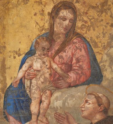 Zdjęcie nr 2: Obraz w kształcie stojącego prostokąta zamkniętego trapezoidalnie. Św. Antoni Padewski ukazany z profilu w pozycji klęczącej, przyklęka na lewe kolano, z rękami lekko zgiętymi w łokciach, uniesionymi ku górze. Twarz ukazana z profilu, uniesiona ku górze. Święty odziany w ciemnobrązowy habit franciszkański, przewiazany szarym sznurem, do którego przywiazany jest różaniec. Św. Antoni dotyka lewą dłonią stopy stojacego przed nim Dzieciątka Jezus, podtrzymywanego przez wyłaniającą się z chmur Matkę Boską. Maria ukazana w pozycji siedzącej, zwrócona lekko, w ¾ w kierunku świętego. Odziana w jasno czerwoną suknię i niebieski płaszcz. Przed Św. Antonim stolik, nakryty czerwoną tkaniną, na którym widoczna jest czaszka, otwarta księga i lilia. Za postacią świętego szara kolumna z kotarą w kolorze ciemnej zieleni ze złota lamówką. Tło utrzymane w ciepłej tonacji – w dolnej partii pola obrazowego beżowo – brązowe, w górnej – szarożółte.