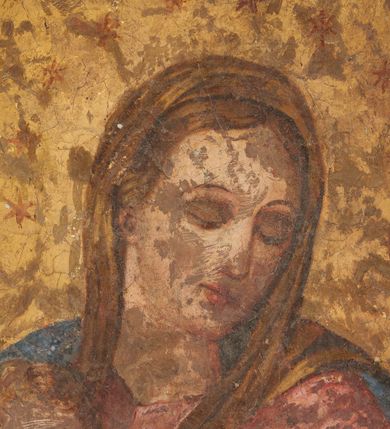 Zdjęcie nr 4: Obraz w kształcie stojącego prostokąta zamkniętego trapezoidalnie. Św. Antoni Padewski ukazany z profilu w pozycji klęczącej, przyklęka na lewe kolano, z rękami lekko zgiętymi w łokciach, uniesionymi ku górze. Twarz ukazana z profilu, uniesiona ku górze. Święty odziany w ciemnobrązowy habit franciszkański, przewiazany szarym sznurem, do którego przywiazany jest różaniec. Św. Antoni dotyka lewą dłonią stopy stojacego przed nim Dzieciątka Jezus, podtrzymywanego przez wyłaniającą się z chmur Matkę Boską. Maria ukazana w pozycji siedzącej, zwrócona lekko, w ¾ w kierunku świętego. Odziana w jasno czerwoną suknię i niebieski płaszcz. Przed Św. Antonim stolik, nakryty czerwoną tkaniną, na którym widoczna jest czaszka, otwarta księga i lilia. Za postacią świętego szara kolumna z kotarą w kolorze ciemnej zieleni ze złota lamówką. Tło utrzymane w ciepłej tonacji – w dolnej partii pola obrazowego beżowo – brązowe, w górnej – szarożółte.