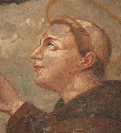 Zdjęcie nr 6: Obraz w kształcie stojącego prostokąta zamkniętego trapezoidalnie. Św. Antoni Padewski ukazany z profilu w pozycji klęczącej, przyklęka na lewe kolano, z rękami lekko zgiętymi w łokciach, uniesionymi ku górze. Twarz ukazana z profilu, uniesiona ku górze. Święty odziany w ciemnobrązowy habit franciszkański, przewiazany szarym sznurem, do którego przywiazany jest różaniec. Św. Antoni dotyka lewą dłonią stopy stojacego przed nim Dzieciątka Jezus, podtrzymywanego przez wyłaniającą się z chmur Matkę Boską. Maria ukazana w pozycji siedzącej, zwrócona lekko, w ¾ w kierunku świętego. Odziana w jasno czerwoną suknię i niebieski płaszcz. Przed Św. Antonim stolik, nakryty czerwoną tkaniną, na którym widoczna jest czaszka, otwarta księga i lilia. Za postacią świętego szara kolumna z kotarą w kolorze ciemnej zieleni ze złota lamówką. Tło utrzymane w ciepłej tonacji – w dolnej partii pola obrazowego beżowo – brązowe, w górnej – szarożółte.