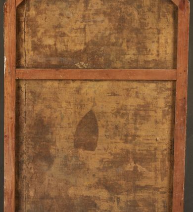 Zdjęcie nr 8: Obraz w kształcie stojącego prostokąta zamkniętego trapezoidalnie. Św. Antoni Padewski ukazany z profilu w pozycji klęczącej, przyklęka na lewe kolano, z rękami lekko zgiętymi w łokciach, uniesionymi ku górze. Twarz ukazana z profilu, uniesiona ku górze. Święty odziany w ciemnobrązowy habit franciszkański, przewiazany szarym sznurem, do którego przywiazany jest różaniec. Św. Antoni dotyka lewą dłonią stopy stojacego przed nim Dzieciątka Jezus, podtrzymywanego przez wyłaniającą się z chmur Matkę Boską. Maria ukazana w pozycji siedzącej, zwrócona lekko, w ¾ w kierunku świętego. Odziana w jasno czerwoną suknię i niebieski płaszcz. Przed Św. Antonim stolik, nakryty czerwoną tkaniną, na którym widoczna jest czaszka, otwarta księga i lilia. Za postacią świętego szara kolumna z kotarą w kolorze ciemnej zieleni ze złota lamówką. Tło utrzymane w ciepłej tonacji – w dolnej partii pola obrazowego beżowo – brązowe, w górnej – szarożółte.