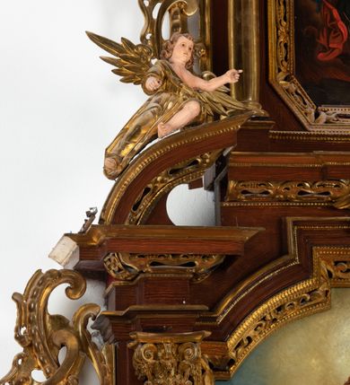 Zdjęcie nr 8: Ołtarz architektoniczny, dwukondygnacyjny, jednoosiowy ze zwieńczeniem. Mensa prostopadłościenna, antepedium w kształcie leżącego prostokąta, flankowane dwoma kanelowanymi pilastrami. W polu płycina w kształcie leżącego prostokąta wypełniona symetryczną dekoracją z akantu na czerwonym tle z sercem przebitym mieczem pośrodku. Cokół nastawy ustawiony na jednym stopniu, pośrodku zdobiony płyciną w kształcie leżącego prostokąta o zaokrąglonych krótszych bokach, cokoły pod kolumnami dekorowane mniejszymi płycinami wypełnionymi dekoracją roślinną. Pierwsza kondygnacja ujęta parą kolumn dźwigających przerwane belkowanie z przyczółkami, po bokach dodatkowo flankowana uszami wykończonymi ornamentem małżowinowo-chrząstkowym. W polu głównym obraz Najświętsze Serce Jezusa. Po bokach nastawy dwie rzeźby: po prawej św. Kazimierz Królewicz, a po lewej św. Alojzy Gonzaga. Na przyczółkach usadzone dwie rzeźby aniołów z rozłożonymi szeroko rękami. Kolumny ustawione na tle prostokątnych płycin, z bazami, trzony gładkie, kapitele kompozytowe. Druga kondygnacja flankowana parą kolumn podtrzymujących wyłamane belkowanie. W polu, w ramie o kształcie stojącego prostokąta o ściętych narożach obraz św. Michała Archanioła. W zwieńczeniu promienista gloria z monogramem Chrystusa na czerwonym tle, obwiedzionym wieńcem z obłoków. Zwieńczenie ujęte po bokach uszami. Struktura malowana w kolorze naturalnego drewna, ornamentyka złocona, detale srebrzone i czerwone.
