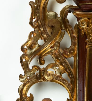 Zdjęcie nr 22: Ołtarz architektoniczny, dwukondygnacyjny, jednoosiowy ze zwieńczeniem. Mensa prostopadłościenna, antepedium w kształcie leżącego prostokąta, flankowane dwoma kanelowanymi pilastrami. W polu płycina w kształcie leżącego prostokąta wypełniona symetryczną dekoracją z akantu na czerwonym tle z sercem przebitym mieczem pośrodku. Cokół nastawy ustawiony na jednym stopniu, pośrodku zdobiony płyciną w kształcie leżącego prostokąta o zaokrąglonych krótszych bokach, cokoły pod kolumnami dekorowane mniejszymi płycinami wypełnionymi dekoracją roślinną. Pierwsza kondygnacja ujęta parą kolumn dźwigających przerwane belkowanie z przyczółkami, po bokach dodatkowo flankowana uszami wykończonymi ornamentem małżowinowo-chrząstkowym. W polu głównym obraz Najświętsze Serce Jezusa. Po bokach nastawy dwie rzeźby: po prawej św. Kazimierz Królewicz, a po lewej św. Alojzy Gonzaga. Na przyczółkach usadzone dwie rzeźby aniołów z rozłożonymi szeroko rękami. Kolumny ustawione na tle prostokątnych płycin, z bazami, trzony gładkie, kapitele kompozytowe. Druga kondygnacja flankowana parą kolumn podtrzymujących wyłamane belkowanie. W polu, w ramie o kształcie stojącego prostokąta o ściętych narożach obraz św. Michała Archanioła. W zwieńczeniu promienista gloria z monogramem Chrystusa na czerwonym tle, obwiedzionym wieńcem z obłoków. Zwieńczenie ujęte po bokach uszami. Struktura malowana w kolorze naturalnego drewna, ornamentyka złocona, detale srebrzone i czerwone.
