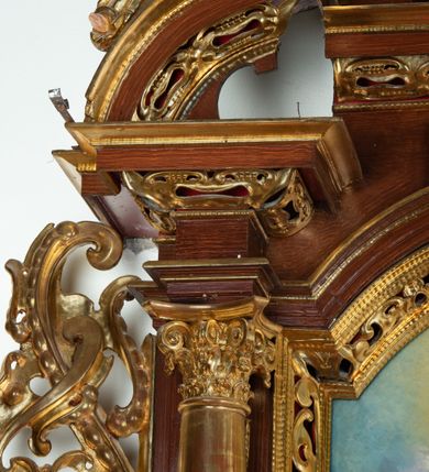 Zdjęcie nr 23: Ołtarz architektoniczny, dwukondygnacyjny, jednoosiowy ze zwieńczeniem. Mensa prostopadłościenna, antepedium w kształcie leżącego prostokąta, flankowane dwoma kanelowanymi pilastrami. W polu płycina w kształcie leżącego prostokąta wypełniona symetryczną dekoracją z akantu na czerwonym tle z sercem przebitym mieczem pośrodku. Cokół nastawy ustawiony na jednym stopniu, pośrodku zdobiony płyciną w kształcie leżącego prostokąta o zaokrąglonych krótszych bokach, cokoły pod kolumnami dekorowane mniejszymi płycinami wypełnionymi dekoracją roślinną. Pierwsza kondygnacja ujęta parą kolumn dźwigających przerwane belkowanie z przyczółkami, po bokach dodatkowo flankowana uszami wykończonymi ornamentem małżowinowo-chrząstkowym. W polu głównym obraz Najświętsze Serce Jezusa. Po bokach nastawy dwie rzeźby: po prawej św. Kazimierz Królewicz, a po lewej św. Alojzy Gonzaga. Na przyczółkach usadzone dwie rzeźby aniołów z rozłożonymi szeroko rękami. Kolumny ustawione na tle prostokątnych płycin, z bazami, trzony gładkie, kapitele kompozytowe. Druga kondygnacja flankowana parą kolumn podtrzymujących wyłamane belkowanie. W polu, w ramie o kształcie stojącego prostokąta o ściętych narożach obraz św. Michała Archanioła. W zwieńczeniu promienista gloria z monogramem Chrystusa na czerwonym tle, obwiedzionym wieńcem z obłoków. Zwieńczenie ujęte po bokach uszami. Struktura malowana w kolorze naturalnego drewna, ornamentyka złocona, detale srebrzone i czerwone.
