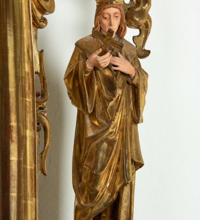 Zdjęcie nr 5: Ołtarz architektoniczny, dwukondygnacyjny, jednoosiowy ze zwieńczeniem. Mensa prostopadłościenna, antepedium w kształcie leżącego prostokąta, flankowane dwoma kanelowanymi pilastrami. W polu płycina w kształcie leżącego prostokąta wypełniona symetryczną dekoracją z akantu na czerwonym tle z sercem przebitym mieczem pośrodku. Cokół nastawy ustawiony na jednym stopniu, pośrodku zdobiony płyciną w kształcie leżącego prostokąta o zaokrąglonych krótszych bokach, cokoły pod kolumnami dekorowane mniejszymi płycinami wypełnionymi dekoracją roślinną. Pierwsza kondygnacja ujęta parą kolumn dźwigających przerwane belkowanie z przyczółkami, po bokach dodatkowo flankowana uszami wykończonymi ornamentem małżowinowo-chrząstkowym. W polu głównym obraz Najświętsze Serce Jezusa. Po bokach nastawy dwie rzeźby: po prawej św. Kazimierz Królewicz, a po lewej św. Alojzy Gonzaga. Na przyczółkach usadzone dwie rzeźby aniołów z rozłożonymi szeroko rękami. Kolumny ustawione na tle prostokątnych płycin, z bazami, trzony gładkie, kapitele kompozytowe. Druga kondygnacja flankowana parą kolumn podtrzymujących wyłamane belkowanie. W polu, w ramie o kształcie stojącego prostokąta o ściętych narożach obraz św. Michała Archanioła. W zwieńczeniu promienista gloria z monogramem Chrystusa na czerwonym tle, obwiedzionym wieńcem z obłoków. Zwieńczenie ujęte po bokach uszami. Struktura malowana w kolorze naturalnego drewna, ornamentyka złocona, detale srebrzone i czerwone.
