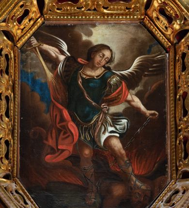 Zdjęcie nr 7: Ołtarz architektoniczny, dwukondygnacyjny, jednoosiowy ze zwieńczeniem. Mensa prostopadłościenna, antepedium w kształcie leżącego prostokąta, flankowane dwoma kanelowanymi pilastrami. W polu płycina w kształcie leżącego prostokąta wypełniona symetryczną dekoracją z akantu na czerwonym tle z sercem przebitym mieczem pośrodku. Cokół nastawy ustawiony na jednym stopniu, pośrodku zdobiony płyciną w kształcie leżącego prostokąta o zaokrąglonych krótszych bokach, cokoły pod kolumnami dekorowane mniejszymi płycinami wypełnionymi dekoracją roślinną. Pierwsza kondygnacja ujęta parą kolumn dźwigających przerwane belkowanie z przyczółkami, po bokach dodatkowo flankowana uszami wykończonymi ornamentem małżowinowo-chrząstkowym. W polu głównym obraz Najświętsze Serce Jezusa. Po bokach nastawy dwie rzeźby: po prawej św. Kazimierz Królewicz, a po lewej św. Alojzy Gonzaga. Na przyczółkach usadzone dwie rzeźby aniołów z rozłożonymi szeroko rękami. Kolumny ustawione na tle prostokątnych płycin, z bazami, trzony gładkie, kapitele kompozytowe. Druga kondygnacja flankowana parą kolumn podtrzymujących wyłamane belkowanie. W polu, w ramie o kształcie stojącego prostokąta o ściętych narożach obraz św. Michała Archanioła. W zwieńczeniu promienista gloria z monogramem Chrystusa na czerwonym tle, obwiedzionym wieńcem z obłoków. Zwieńczenie ujęte po bokach uszami. Struktura malowana w kolorze naturalnego drewna, ornamentyka złocona, detale srebrzone i czerwone.
