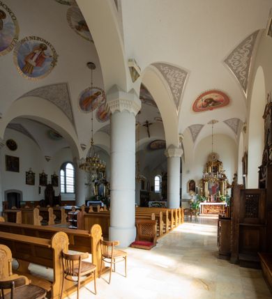 Zdjęcie nr 18: Ołtarz architektoniczny, dwukondygnacyjny, jednoosiowy ze zwieńczeniem. Mensa prostopadłościenna, antepedium w kształcie leżącego prostokąta, flankowane dwoma kanelowanymi pilastrami. W polu płycina w kształcie leżącego prostokąta wypełniona symetryczną dekoracją z akantu na czerwonym tle z sercem przebitym mieczem pośrodku. Cokół nastawy ustawiony na jednym stopniu, pośrodku zdobiony płyciną w kształcie leżącego prostokąta o zaokrąglonych krótszych bokach, cokoły pod kolumnami dekorowane mniejszymi płycinami wypełnionymi dekoracją roślinną. Pierwsza kondygnacja ujęta parą kolumn dźwigających przerwane belkowanie z przyczółkami, po bokach dodatkowo flankowana uszami wykończonymi ornamentem małżowinowo-chrząstkowym. W polu głównym obraz Najświętsze Serce Jezusa. Po bokach nastawy dwie rzeźby: po prawej św. Kazimierz Królewicz, a po lewej św. Alojzy Gonzaga. Na przyczółkach usadzone dwie rzeźby aniołów z rozłożonymi szeroko rękami. Kolumny ustawione na tle prostokątnych płycin, z bazami, trzony gładkie, kapitele kompozytowe. Druga kondygnacja flankowana parą kolumn podtrzymujących wyłamane belkowanie. W polu, w ramie o kształcie stojącego prostokąta o ściętych narożach obraz św. Michała Archanioła. W zwieńczeniu promienista gloria z monogramem Chrystusa na czerwonym tle, obwiedzionym wieńcem z obłoków. Zwieńczenie ujęte po bokach uszami. Struktura malowana w kolorze naturalnego drewna, ornamentyka złocona, detale srebrzone i czerwone.
