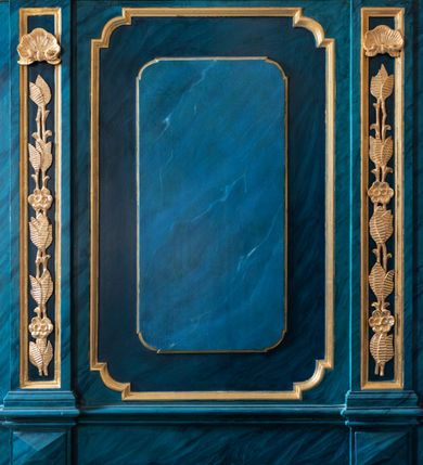 Zdjęcie nr 15: Dwie stalle o siedziskach obudowanych z przodu wybrzuszonymi ściankami z wazonami na pulpitach. Siedziska wybrzuszone z boku są ujęte falistymi poręczami, z plecami zdobionymi profilowanymi płycinami prostokątnymi o ściętych ćwierćkoliście narożach. Znajdujące się nad nimi wysokie zaplecki są ujęte pilastrami zdobionymi płycinami wypełnionymi wiciami liści i kwiatów z muszlami a z boku kampanuli, zwieńczone belkowaniem. W dwóch polach pomiędzy pilastrami zdwojone płyciny wyróżnione profilami w kształcie prostokątów o wyciętych ćwierćkoliście narożach.  Na belkowaniu trzy rokokowe kartusze i dwa płomieniste wazony. Polichromia imitująca jasno i ciemnoniebieską marmoryzację, ornamenty i profile złocone.  

Dwie stalle bez obudowy i wysokich zaplecków na falistych nogach, z których zewnętrzne poprzedzone lwimi łapami, z falistymi poręczami i prostymi oparciami zwieńczonymi gzymsem. Oparcie podzielone na trzy pola oddzielone żłobkowaniami i rautami nad nimi i wypełnione profilowanymi, kwadratowymi płycinami o ściętych ćwierćkoliście narożach.       