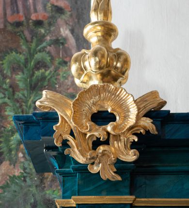 Zdjęcie nr 16: Dwie stalle o siedziskach obudowanych z przodu wybrzuszonymi ściankami z wazonami na pulpitach. Siedziska wybrzuszone z boku są ujęte falistymi poręczami, z plecami zdobionymi profilowanymi płycinami prostokątnymi o ściętych ćwierćkoliście narożach. Znajdujące się nad nimi wysokie zaplecki są ujęte pilastrami zdobionymi płycinami wypełnionymi wiciami liści i kwiatów z muszlami a z boku kampanuli, zwieńczone belkowaniem. W dwóch polach pomiędzy pilastrami zdwojone płyciny wyróżnione profilami w kształcie prostokątów o wyciętych ćwierćkoliście narożach.  Na belkowaniu trzy rokokowe kartusze i dwa płomieniste wazony. Polichromia imitująca jasno i ciemnoniebieską marmoryzację, ornamenty i profile złocone.  

Dwie stalle bez obudowy i wysokich zaplecków na falistych nogach, z których zewnętrzne poprzedzone lwimi łapami, z falistymi poręczami i prostymi oparciami zwieńczonymi gzymsem. Oparcie podzielone na trzy pola oddzielone żłobkowaniami i rautami nad nimi i wypełnione profilowanymi, kwadratowymi płycinami o ściętych ćwierćkoliście narożach.       