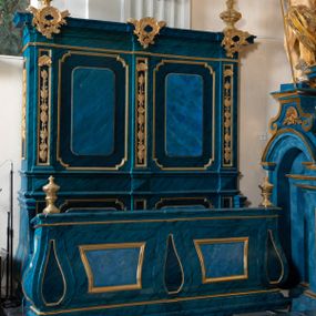 Zdjęcie nr 1: Dwie stalle o siedziskach obudowanych z przodu wybrzuszonymi ściankami z wazonami na pulpitach. Siedziska wybrzuszone z boku są ujęte falistymi poręczami, z plecami zdobionymi profilowanymi płycinami prostokątnymi o ściętych ćwierćkoliście narożach. Znajdujące się nad nimi wysokie zaplecki są ujęte pilastrami zdobionymi płycinami wypełnionymi wiciami liści i kwiatów z muszlami a z boku kampanuli, zwieńczone belkowaniem. W dwóch polach pomiędzy pilastrami zdwojone płyciny wyróżnione profilami w kształcie prostokątów o wyciętych ćwierćkoliście narożach.  Na belkowaniu trzy rokokowe kartusze i dwa płomieniste wazony. Polichromia imitująca jasno i ciemnoniebieską marmoryzację, ornamenty i profile złocone.  

Dwie stalle bez obudowy i wysokich zaplecków na falistych nogach, z których zewnętrzne poprzedzone lwimi łapami, z falistymi poręczami i prostymi oparciami zwieńczonymi gzymsem. Oparcie podzielone na trzy pola oddzielone żłobkowaniami i rautami nad nimi i wypełnione profilowanymi, kwadratowymi płycinami o ściętych ćwierćkoliście narożach.       