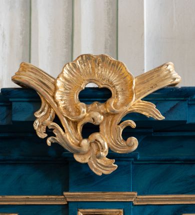 Zdjęcie nr 17: Dwie stalle o siedziskach obudowanych z przodu wybrzuszonymi ściankami z wazonami na pulpitach. Siedziska wybrzuszone z boku są ujęte falistymi poręczami, z plecami zdobionymi profilowanymi płycinami prostokątnymi o ściętych ćwierćkoliście narożach. Znajdujące się nad nimi wysokie zaplecki są ujęte pilastrami zdobionymi płycinami wypełnionymi wiciami liści i kwiatów z muszlami a z boku kampanuli, zwieńczone belkowaniem. W dwóch polach pomiędzy pilastrami zdwojone płyciny wyróżnione profilami w kształcie prostokątów o wyciętych ćwierćkoliście narożach.  Na belkowaniu trzy rokokowe kartusze i dwa płomieniste wazony. Polichromia imitująca jasno i ciemnoniebieską marmoryzację, ornamenty i profile złocone.  

Dwie stalle bez obudowy i wysokich zaplecków na falistych nogach, z których zewnętrzne poprzedzone lwimi łapami, z falistymi poręczami i prostymi oparciami zwieńczonymi gzymsem. Oparcie podzielone na trzy pola oddzielone żłobkowaniami i rautami nad nimi i wypełnione profilowanymi, kwadratowymi płycinami o ściętych ćwierćkoliście narożach.       