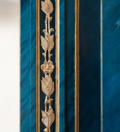 Zdjęcie nr 3: Dwie stalle o siedziskach obudowanych z przodu wybrzuszonymi ściankami z wazonami na pulpitach. Siedziska wybrzuszone z boku są ujęte falistymi poręczami, z plecami zdobionymi profilowanymi płycinami prostokątnymi o ściętych ćwierćkoliście narożach. Znajdujące się nad nimi wysokie zaplecki są ujęte pilastrami zdobionymi płycinami wypełnionymi wiciami liści i kwiatów z muszlami a z boku kampanuli, zwieńczone belkowaniem. W dwóch polach pomiędzy pilastrami zdwojone płyciny wyróżnione profilami w kształcie prostokątów o wyciętych ćwierćkoliście narożach.  Na belkowaniu trzy rokokowe kartusze i dwa płomieniste wazony. Polichromia imitująca jasno i ciemnoniebieską marmoryzację, ornamenty i profile złocone.  

Dwie stalle bez obudowy i wysokich zaplecków na falistych nogach, z których zewnętrzne poprzedzone lwimi łapami, z falistymi poręczami i prostymi oparciami zwieńczonymi gzymsem. Oparcie podzielone na trzy pola oddzielone żłobkowaniami i rautami nad nimi i wypełnione profilowanymi, kwadratowymi płycinami o ściętych ćwierćkoliście narożach.       