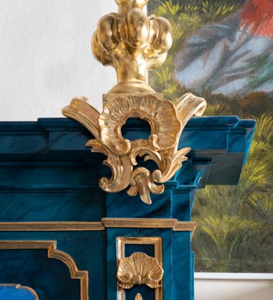 Zdjęcie nr 6: Dwie stalle o siedziskach obudowanych z przodu wybrzuszonymi ściankami z wazonami na pulpitach. Siedziska wybrzuszone z boku są ujęte falistymi poręczami, z plecami zdobionymi profilowanymi płycinami prostokątnymi o ściętych ćwierćkoliście narożach. Znajdujące się nad nimi wysokie zaplecki są ujęte pilastrami zdobionymi płycinami wypełnionymi wiciami liści i kwiatów z muszlami a z boku kampanuli, zwieńczone belkowaniem. W dwóch polach pomiędzy pilastrami zdwojone płyciny wyróżnione profilami w kształcie prostokątów o wyciętych ćwierćkoliście narożach.  Na belkowaniu trzy rokokowe kartusze i dwa płomieniste wazony. Polichromia imitująca jasno i ciemnoniebieską marmoryzację, ornamenty i profile złocone.  

Dwie stalle bez obudowy i wysokich zaplecków na falistych nogach, z których zewnętrzne poprzedzone lwimi łapami, z falistymi poręczami i prostymi oparciami zwieńczonymi gzymsem. Oparcie podzielone na trzy pola oddzielone żłobkowaniami i rautami nad nimi i wypełnione profilowanymi, kwadratowymi płycinami o ściętych ćwierćkoliście narożach.       