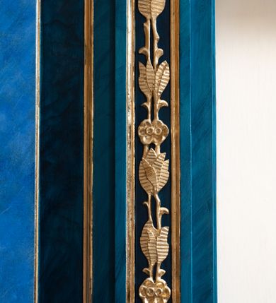 Zdjęcie nr 4: Dwie stalle o siedziskach obudowanych z przodu wybrzuszonymi ściankami z wazonami na pulpitach. Siedziska wybrzuszone z boku są ujęte falistymi poręczami, z plecami zdobionymi profilowanymi płycinami prostokątnymi o ściętych ćwierćkoliście narożach. Znajdujące się nad nimi wysokie zaplecki są ujęte pilastrami zdobionymi płycinami wypełnionymi wiciami liści i kwiatów z muszlami a z boku kampanuli, zwieńczone belkowaniem. W dwóch polach pomiędzy pilastrami zdwojone płyciny wyróżnione profilami w kształcie prostokątów o wyciętych ćwierćkoliście narożach.  Na belkowaniu trzy rokokowe kartusze i dwa płomieniste wazony. Polichromia imitująca jasno i ciemnoniebieską marmoryzację, ornamenty i profile złocone.  

Dwie stalle bez obudowy i wysokich zaplecków na falistych nogach, z których zewnętrzne poprzedzone lwimi łapami, z falistymi poręczami i prostymi oparciami zwieńczonymi gzymsem. Oparcie podzielone na trzy pola oddzielone żłobkowaniami i rautami nad nimi i wypełnione profilowanymi, kwadratowymi płycinami o ściętych ćwierćkoliście narożach.       