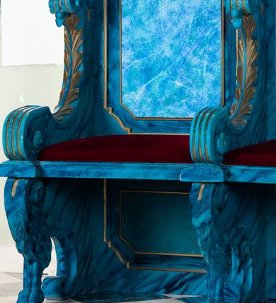 Zdjęcie nr 13: Dwie stalle o siedziskach obudowanych z przodu wybrzuszonymi ściankami z wazonami na pulpitach. Siedziska wybrzuszone z boku są ujęte falistymi poręczami, z plecami zdobionymi profilowanymi płycinami prostokątnymi o ściętych ćwierćkoliście narożach. Znajdujące się nad nimi wysokie zaplecki są ujęte pilastrami zdobionymi płycinami wypełnionymi wiciami liści i kwiatów z muszlami a z boku kampanuli, zwieńczone belkowaniem. W dwóch polach pomiędzy pilastrami zdwojone płyciny wyróżnione profilami w kształcie prostokątów o wyciętych ćwierćkoliście narożach.  Na belkowaniu trzy rokokowe kartusze i dwa płomieniste wazony. Polichromia imitująca jasno i ciemnoniebieską marmoryzację, ornamenty i profile złocone.  

Dwie stalle bez obudowy i wysokich zaplecków na falistych nogach, z których zewnętrzne poprzedzone lwimi łapami, z falistymi poręczami i prostymi oparciami zwieńczonymi gzymsem. Oparcie podzielone na trzy pola oddzielone żłobkowaniami i rautami nad nimi i wypełnione profilowanymi, kwadratowymi płycinami o ściętych ćwierćkoliście narożach.       