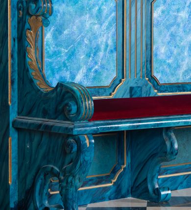 Zdjęcie nr 14: Dwie stalle o siedziskach obudowanych z przodu wybrzuszonymi ściankami z wazonami na pulpitach. Siedziska wybrzuszone z boku są ujęte falistymi poręczami, z plecami zdobionymi profilowanymi płycinami prostokątnymi o ściętych ćwierćkoliście narożach. Znajdujące się nad nimi wysokie zaplecki są ujęte pilastrami zdobionymi płycinami wypełnionymi wiciami liści i kwiatów z muszlami a z boku kampanuli, zwieńczone belkowaniem. W dwóch polach pomiędzy pilastrami zdwojone płyciny wyróżnione profilami w kształcie prostokątów o wyciętych ćwierćkoliście narożach.  Na belkowaniu trzy rokokowe kartusze i dwa płomieniste wazony. Polichromia imitująca jasno i ciemnoniebieską marmoryzację, ornamenty i profile złocone.  

Dwie stalle bez obudowy i wysokich zaplecków na falistych nogach, z których zewnętrzne poprzedzone lwimi łapami, z falistymi poręczami i prostymi oparciami zwieńczonymi gzymsem. Oparcie podzielone na trzy pola oddzielone żłobkowaniami i rautami nad nimi i wypełnione profilowanymi, kwadratowymi płycinami o ściętych ćwierćkoliście narożach.       