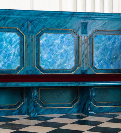 Zdjęcie nr 8: Dwie stalle o siedziskach obudowanych z przodu wybrzuszonymi ściankami z wazonami na pulpitach. Siedziska wybrzuszone z boku są ujęte falistymi poręczami, z plecami zdobionymi profilowanymi płycinami prostokątnymi o ściętych ćwierćkoliście narożach. Znajdujące się nad nimi wysokie zaplecki są ujęte pilastrami zdobionymi płycinami wypełnionymi wiciami liści i kwiatów z muszlami a z boku kampanuli, zwieńczone belkowaniem. W dwóch polach pomiędzy pilastrami zdwojone płyciny wyróżnione profilami w kształcie prostokątów o wyciętych ćwierćkoliście narożach.  Na belkowaniu trzy rokokowe kartusze i dwa płomieniste wazony. Polichromia imitująca jasno i ciemnoniebieską marmoryzację, ornamenty i profile złocone.  

Dwie stalle bez obudowy i wysokich zaplecków na falistych nogach, z których zewnętrzne poprzedzone lwimi łapami, z falistymi poręczami i prostymi oparciami zwieńczonymi gzymsem. Oparcie podzielone na trzy pola oddzielone żłobkowaniami i rautami nad nimi i wypełnione profilowanymi, kwadratowymi płycinami o ściętych ćwierćkoliście narożach.       