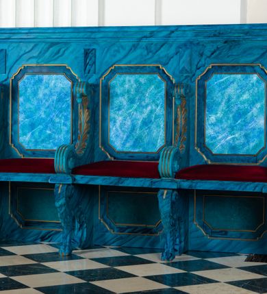 Zdjęcie nr 9: Dwie stalle o siedziskach obudowanych z przodu wybrzuszonymi ściankami z wazonami na pulpitach. Siedziska wybrzuszone z boku są ujęte falistymi poręczami, z plecami zdobionymi profilowanymi płycinami prostokątnymi o ściętych ćwierćkoliście narożach. Znajdujące się nad nimi wysokie zaplecki są ujęte pilastrami zdobionymi płycinami wypełnionymi wiciami liści i kwiatów z muszlami a z boku kampanuli, zwieńczone belkowaniem. W dwóch polach pomiędzy pilastrami zdwojone płyciny wyróżnione profilami w kształcie prostokątów o wyciętych ćwierćkoliście narożach.  Na belkowaniu trzy rokokowe kartusze i dwa płomieniste wazony. Polichromia imitująca jasno i ciemnoniebieską marmoryzację, ornamenty i profile złocone.  

Dwie stalle bez obudowy i wysokich zaplecków na falistych nogach, z których zewnętrzne poprzedzone lwimi łapami, z falistymi poręczami i prostymi oparciami zwieńczonymi gzymsem. Oparcie podzielone na trzy pola oddzielone żłobkowaniami i rautami nad nimi i wypełnione profilowanymi, kwadratowymi płycinami o ściętych ćwierćkoliście narożach.       