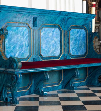 Zdjęcie nr 10: Dwie stalle o siedziskach obudowanych z przodu wybrzuszonymi ściankami z wazonami na pulpitach. Siedziska wybrzuszone z boku są ujęte falistymi poręczami, z plecami zdobionymi profilowanymi płycinami prostokątnymi o ściętych ćwierćkoliście narożach. Znajdujące się nad nimi wysokie zaplecki są ujęte pilastrami zdobionymi płycinami wypełnionymi wiciami liści i kwiatów z muszlami a z boku kampanuli, zwieńczone belkowaniem. W dwóch polach pomiędzy pilastrami zdwojone płyciny wyróżnione profilami w kształcie prostokątów o wyciętych ćwierćkoliście narożach.  Na belkowaniu trzy rokokowe kartusze i dwa płomieniste wazony. Polichromia imitująca jasno i ciemnoniebieską marmoryzację, ornamenty i profile złocone.  

Dwie stalle bez obudowy i wysokich zaplecków na falistych nogach, z których zewnętrzne poprzedzone lwimi łapami, z falistymi poręczami i prostymi oparciami zwieńczonymi gzymsem. Oparcie podzielone na trzy pola oddzielone żłobkowaniami i rautami nad nimi i wypełnione profilowanymi, kwadratowymi płycinami o ściętych ćwierćkoliście narożach.       