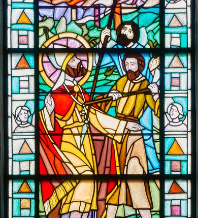 Zdjęcie nr 1: Witraż w kształcie stojącego prostokąta zamkniętego łukiem pełnym w szerokiej bordiurze wypełnionej popiersiami aniołów i figurami geometrycznymi. W centrum scena męczeństwa św. Wojciecha. Po lewej stronie święty w kontrapoście, z lewą ręką wyciągniętą przed siebie, prawą uniesioną i z głową odchyloną do tyłu. Na jego twarzy maluje się smutek, ma ciemną brodę i wąsy.  Jest ubrany w fioletową albę, żółtą komżę i obszerną czerwono-złotą kapę spiętą na piersiach. Na głowie ma mitrę, wokół głowy nimb. Po prawej stronie świetego dwóch mężczyzn. Stojący bliżej wbił włócznię w jego pierś świętego, dalszy kieruje swoją w stronę uda. Jeden jest ubrany w żółtą tunikę, drugi w niebieską, obaj mają gęste, brązowe włosy i brody. Za nimi abstrakcyjnie potraktowany krajobraz, żółto-zielony w dolnej partii i zielono-niebieski w górnej. W podłuczu napis „ŚW. WOJ/CIECH”  w otoczeniu różowo-pomarańczowo-czerwonych obłoków.  W partii bordiury, przy dolnej krawędzi kolejne „PROJ. /  BOLESŁAW SZPECHT / [...] / ZARZYCCY, KRAKÓW '99 (?)” oraz „FUNDACJA / DR STANISŁAW / SĘK”. 