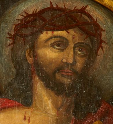 Zdjęcie nr 3: Obraz w kształcie stojącego owalu z przedstawieniem Chrystusa w typie Ecce Homo. Zbawiciel został ukazany w półpostaci, z rękami skrzyżowane przed sobą, związanymi i głową wzniesioną delikatnie w górę. Ma trójkątną twarz, szeroko otwarte oczy, uniesiony wzrok, wąski nos i usta. Twarz okala ciemny zarost, włosy opadają na barki i plecy, na głowie gruba korona cierniowa. Chrystus ma nagi tors i podkreślone żebra. Brzuch osłania biała tkanina, prawy bark i lewą rękę czerwony płaszcz. W lewej ręce trzyma trzcinę. Tło jednolite, ciemne, delikatnie rozjaśnione wokół głowy. 