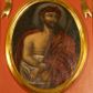 Zdjęcie nr 1: Obraz w kształcie stojącego owalu z przedstawieniem Chrystusa w typie Ecce Homo. Zbawiciel został ukazany w półpostaci, z rękami skrzyżowane przed sobą, związanymi i głową wzniesioną delikatnie w górę. Ma trójkątną twarz, szeroko otwarte oczy, uniesiony wzrok, wąski nos i usta. Twarz okala ciemny zarost, włosy opadają na barki i plecy, na głowie gruba korona cierniowa. Chrystus ma nagi tors i podkreślone żebra. Brzuch osłania biała tkanina, prawy bark i lewą rękę czerwony płaszcz. W lewej ręce trzyma trzcinę. Tło jednolite, ciemne, delikatnie rozjaśnione wokół głowy. 