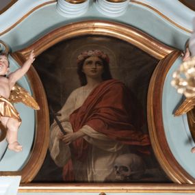 Zdjęcie nr 1: Obraz w formie stojącego prostokąta zamkniętego łukiem odcinkowym, o wklęsłych bokach. W centrum św. Rozalia ukazana do kolan, zwrócona w trzech czwartych w prawo, z głową przedstawioną frontalne, w wyciągniętych przed siebie dłoniach trzyma krzyż. Twarz ma owalną, o delikatnych, rozmytych rysach, dużych oczach skierowanych w górę, małym nosie oraz pełnych, rozchylonych ustach. Włosy ma brązowe i długie, opadające na plecy. Na głowie wieniec z biało-różowych róż, wokół niej nimb. Ubrana jest w luźną białą tunikę oraz czerwony płaszcz zarzucony na jej lewe ramię. W lewym dolnym rogu obrazu fragment skały, na której leży czaszka. Święta ukazana na brązowo-szarym tle, rozjaśnionym wokół jej głowy. W prawym dolnym rogu obrazu sygnatura „B(olesław) Rutkowski”.  