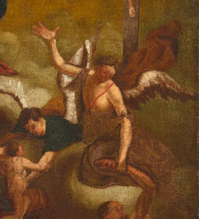 Zdjęcie nr 4: Obraz w kształcie stojącego prostokąta z przedstawieniem Matki Boskiej jako orędowniczki dusz cierpiących w czyśćcu. Kompozycja wieloplanowa, u góry i nieco w tle Maria, zwrócona nieznacznie w prawo, pochylająca się w przód, klęczy przed ukrzyżowanym Jezusem. Spogląda na syna, prawą rękę składa na piersi, lewą wyciąga w jego stronę. Jest ubrana w czerwoną suknię i granatowy płaszcz opadający daleko w tył, na głowie ma biały welon, którego koniec rozwiewa się za jej plecami; nad głową ma biały nimb w formie okręgu. Chrystus jest przybity do krzyża trzeba gwoździami – ręce powyżej głowy, nogi ugięte w kolanach, prawa nad lewą. Głowa opada mu na pierś, ciało jest wychudzone, o silnie podkreślonej anatomii, jego biodra otacza krótkie, białe perizonium, którego koniec rozwiewa się w prawą stronę. Scena rozgrywa się na skłębionych obłokach, tłem jest ciemnożółte niebo przechodzące w błękit w lewym, górnym rogu. Poniżej i bliżej widza rozgrywa się dynamiczna scena, w której dwóch aniołów wyciąga z czyśćca dusze. Anioł  po prawej stronie spogląda w dół, prawą rękę unosi ku górze, lewą łapie za nadgarstek stojącego poniżej mężczyznę. Dolną część jego ciała otacza ciemnofioletowy płaszcz,  pierś ma przepasaną cienką, czerwoną szarfą; za nim rozwiewa się brązowa tkanina. Drugi anioł leży i obiema rękami trzyma nagie dziecko, które unoszone łapie go za ramiona i zwraca się w jego stroną. Anioł ma krótkie, brązowe włosy  i granatową suknię. Poniżej, w dolnej części przedstawienia widoczny szereg nagich postaci, które otaczają czerwone, wysokie płomienie. Od lewej widoczny starzec o ciemnoszarych włosach i długiej brodzie, który lewą rękę wyciąga ku górze, obok niego kobieta o długich, brązowych włosach, która spogląda w dół przez lewy bark i prawą ręką trzyma się za głowę, dalej muskularny mężczyzna który sięga w jej stronę. Obok niego wspomniany mężczyzna wyciągany za nadgarstek przez anioła, a za nim, po obu stronach słabo widoczne dorosłe postacie. 