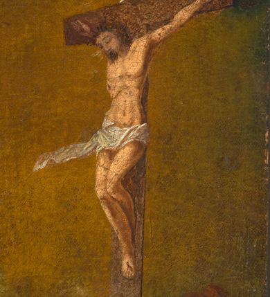 Zdjęcie nr 11: Obraz w kształcie stojącego prostokąta z przedstawieniem Matki Boskiej jako orędowniczki dusz cierpiących w czyśćcu. Kompozycja wieloplanowa, u góry i nieco w tle Maria, zwrócona nieznacznie w prawo, pochylająca się w przód, klęczy przed ukrzyżowanym Jezusem. Spogląda na syna, prawą rękę składa na piersi, lewą wyciąga w jego stronę. Jest ubrana w czerwoną suknię i granatowy płaszcz opadający daleko w tył, na głowie ma biały welon, którego koniec rozwiewa się za jej plecami; nad głową ma biały nimb w formie okręgu. Chrystus jest przybity do krzyża trzeba gwoździami – ręce powyżej głowy, nogi ugięte w kolanach, prawa nad lewą. Głowa opada mu na pierś, ciało jest wychudzone, o silnie podkreślonej anatomii, jego biodra otacza krótkie, białe perizonium, którego koniec rozwiewa się w prawą stronę. Scena rozgrywa się na skłębionych obłokach, tłem jest ciemnożółte niebo przechodzące w błękit w lewym, górnym rogu. Poniżej i bliżej widza rozgrywa się dynamiczna scena, w której dwóch aniołów wyciąga z czyśćca dusze. Anioł  po prawej stronie spogląda w dół, prawą rękę unosi ku górze, lewą łapie za nadgarstek stojącego poniżej mężczyznę. Dolną część jego ciała otacza ciemnofioletowy płaszcz,  pierś ma przepasaną cienką, czerwoną szarfą; za nim rozwiewa się brązowa tkanina. Drugi anioł leży i obiema rękami trzyma nagie dziecko, które unoszone łapie go za ramiona i zwraca się w jego stroną. Anioł ma krótkie, brązowe włosy  i granatową suknię. Poniżej, w dolnej części przedstawienia widoczny szereg nagich postaci, które otaczają czerwone, wysokie płomienie. Od lewej widoczny starzec o ciemnoszarych włosach i długiej brodzie, który lewą rękę wyciąga ku górze, obok niego kobieta o długich, brązowych włosach, która spogląda w dół przez lewy bark i prawą ręką trzyma się za głowę, dalej muskularny mężczyzna który sięga w jej stronę. Obok niego wspomniany mężczyzna wyciągany za nadgarstek przez anioła, a za nim, po obu stronach słabo widoczne dorosłe postacie. 