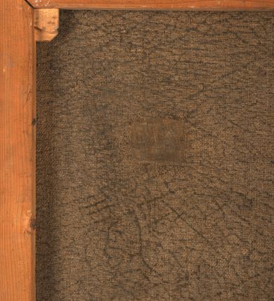 Zdjęcie nr 19: Obraz w kształcie stojącego prostokąta z przedstawieniem Matki Boskiej jako orędowniczki dusz cierpiących w czyśćcu. Kompozycja wieloplanowa, u góry i nieco w tle Maria, zwrócona nieznacznie w prawo, pochylająca się w przód, klęczy przed ukrzyżowanym Jezusem. Spogląda na syna, prawą rękę składa na piersi, lewą wyciąga w jego stronę. Jest ubrana w czerwoną suknię i granatowy płaszcz opadający daleko w tył, na głowie ma biały welon, którego koniec rozwiewa się za jej plecami; nad głową ma biały nimb w formie okręgu. Chrystus jest przybity do krzyża trzeba gwoździami – ręce powyżej głowy, nogi ugięte w kolanach, prawa nad lewą. Głowa opada mu na pierś, ciało jest wychudzone, o silnie podkreślonej anatomii, jego biodra otacza krótkie, białe perizonium, którego koniec rozwiewa się w prawą stronę. Scena rozgrywa się na skłębionych obłokach, tłem jest ciemnożółte niebo przechodzące w błękit w lewym, górnym rogu. Poniżej i bliżej widza rozgrywa się dynamiczna scena, w której dwóch aniołów wyciąga z czyśćca dusze. Anioł  po prawej stronie spogląda w dół, prawą rękę unosi ku górze, lewą łapie za nadgarstek stojącego poniżej mężczyznę. Dolną część jego ciała otacza ciemnofioletowy płaszcz,  pierś ma przepasaną cienką, czerwoną szarfą; za nim rozwiewa się brązowa tkanina. Drugi anioł leży i obiema rękami trzyma nagie dziecko, które unoszone łapie go za ramiona i zwraca się w jego stroną. Anioł ma krótkie, brązowe włosy  i granatową suknię. Poniżej, w dolnej części przedstawienia widoczny szereg nagich postaci, które otaczają czerwone, wysokie płomienie. Od lewej widoczny starzec o ciemnoszarych włosach i długiej brodzie, który lewą rękę wyciąga ku górze, obok niego kobieta o długich, brązowych włosach, która spogląda w dół przez lewy bark i prawą ręką trzyma się za głowę, dalej muskularny mężczyzna który sięga w jej stronę. Obok niego wspomniany mężczyzna wyciągany za nadgarstek przez anioła, a za nim, po obu stronach słabo widoczne dorosłe postacie. 