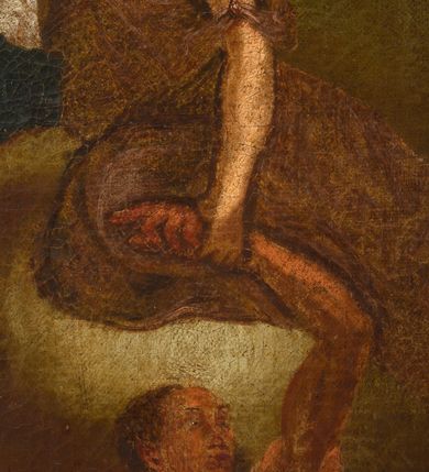 Zdjęcie nr 5: Obraz w kształcie stojącego prostokąta z przedstawieniem Matki Boskiej jako orędowniczki dusz cierpiących w czyśćcu. Kompozycja wieloplanowa, u góry i nieco w tle Maria, zwrócona nieznacznie w prawo, pochylająca się w przód, klęczy przed ukrzyżowanym Jezusem. Spogląda na syna, prawą rękę składa na piersi, lewą wyciąga w jego stronę. Jest ubrana w czerwoną suknię i granatowy płaszcz opadający daleko w tył, na głowie ma biały welon, którego koniec rozwiewa się za jej plecami; nad głową ma biały nimb w formie okręgu. Chrystus jest przybity do krzyża trzeba gwoździami – ręce powyżej głowy, nogi ugięte w kolanach, prawa nad lewą. Głowa opada mu na pierś, ciało jest wychudzone, o silnie podkreślonej anatomii, jego biodra otacza krótkie, białe perizonium, którego koniec rozwiewa się w prawą stronę. Scena rozgrywa się na skłębionych obłokach, tłem jest ciemnożółte niebo przechodzące w błękit w lewym, górnym rogu. Poniżej i bliżej widza rozgrywa się dynamiczna scena, w której dwóch aniołów wyciąga z czyśćca dusze. Anioł  po prawej stronie spogląda w dół, prawą rękę unosi ku górze, lewą łapie za nadgarstek stojącego poniżej mężczyznę. Dolną część jego ciała otacza ciemnofioletowy płaszcz,  pierś ma przepasaną cienką, czerwoną szarfą; za nim rozwiewa się brązowa tkanina. Drugi anioł leży i obiema rękami trzyma nagie dziecko, które unoszone łapie go za ramiona i zwraca się w jego stroną. Anioł ma krótkie, brązowe włosy  i granatową suknię. Poniżej, w dolnej części przedstawienia widoczny szereg nagich postaci, które otaczają czerwone, wysokie płomienie. Od lewej widoczny starzec o ciemnoszarych włosach i długiej brodzie, który lewą rękę wyciąga ku górze, obok niego kobieta o długich, brązowych włosach, która spogląda w dół przez lewy bark i prawą ręką trzyma się za głowę, dalej muskularny mężczyzna który sięga w jej stronę. Obok niego wspomniany mężczyzna wyciągany za nadgarstek przez anioła, a za nim, po obu stronach słabo widoczne dorosłe postacie. 